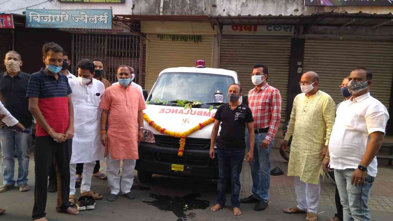 Ramtek MP Krupal Tumane along with others poses with the ambulance 